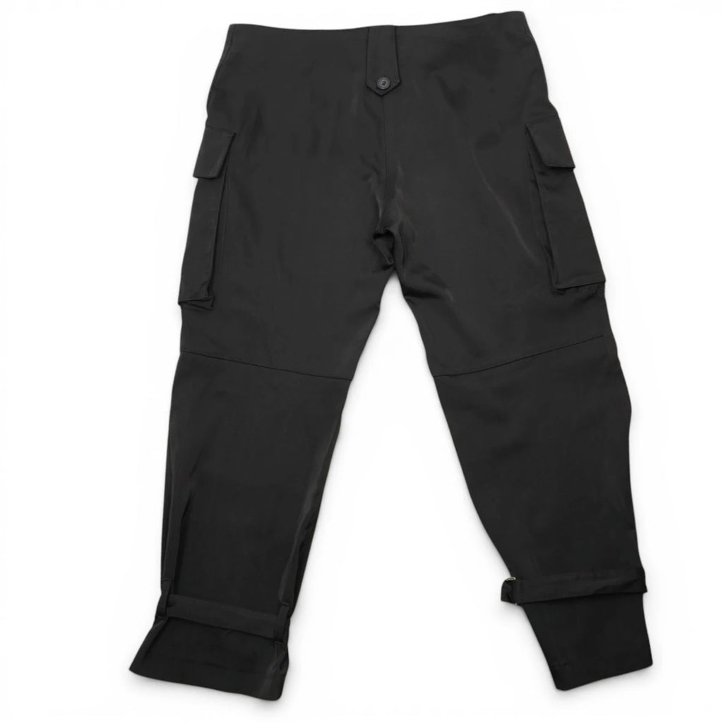 Retro dei pantaloni cargo neri Studio 2000 Milano con taglio ergonomico sulle gambe e passante posteriore.