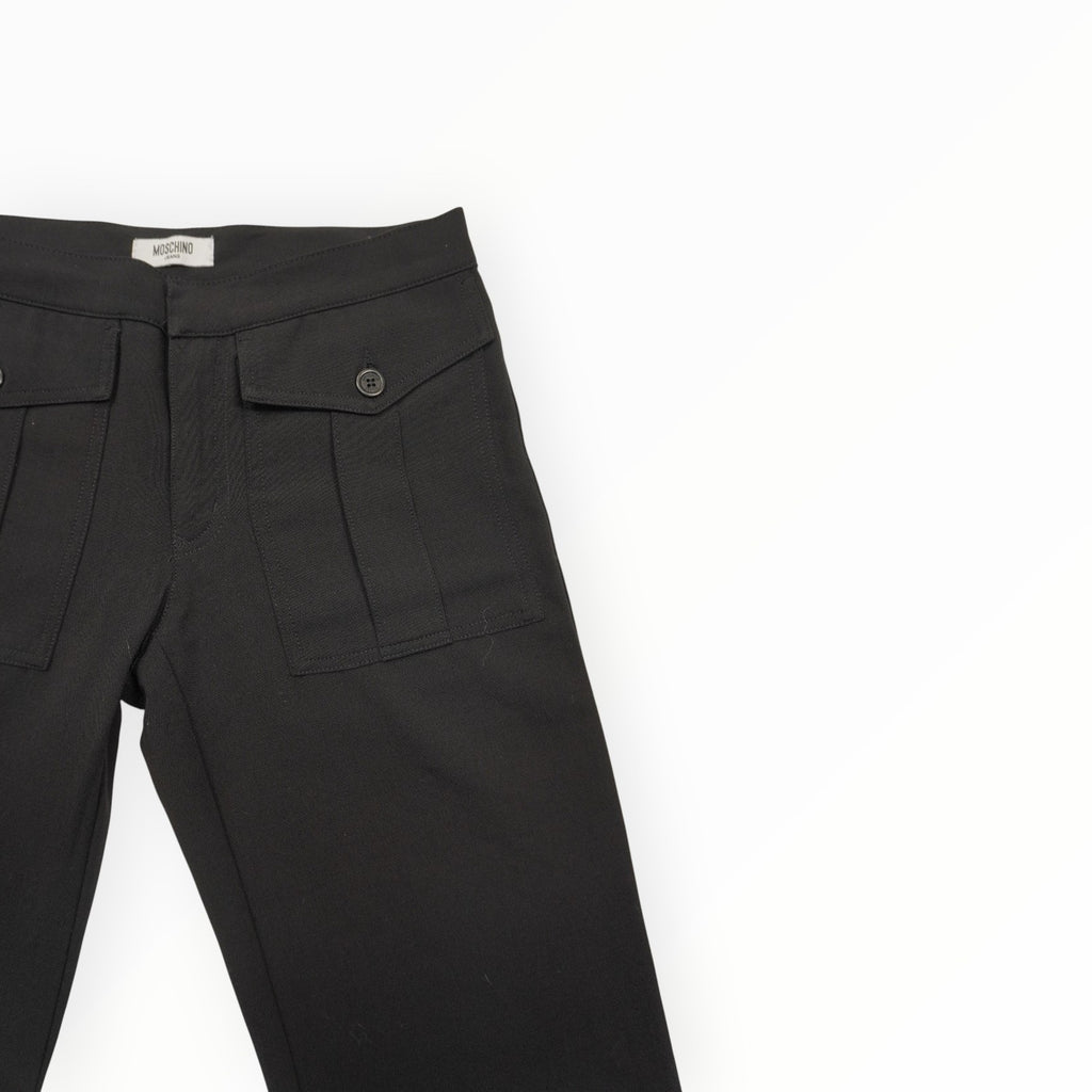  Inquadratura ravvicinata del girovita frontale dei pantaloni Moschino Jeans con le tasche applicate.