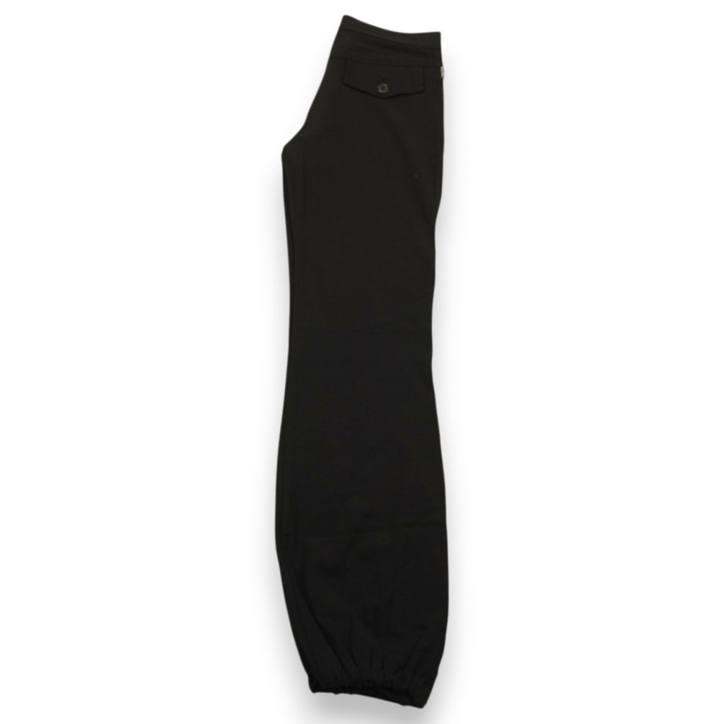 Silhouette laterale dei pantaloni cargo neri Moschino Jeans d'archivio distesi di profilo.