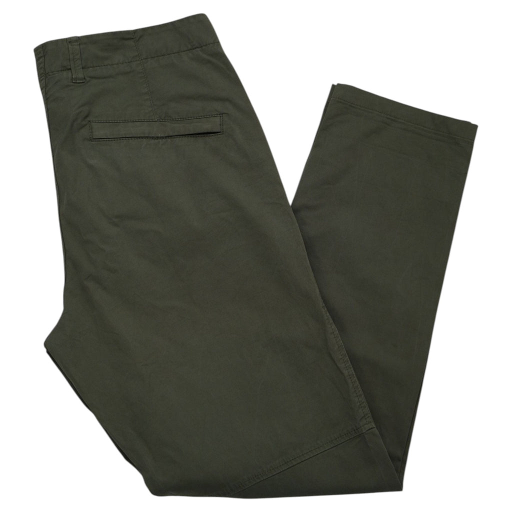 Vista d'insieme frontale di un pantalone cargo Stone Island verde militare tinto in capo, piegato di lato su sfondo bianco.