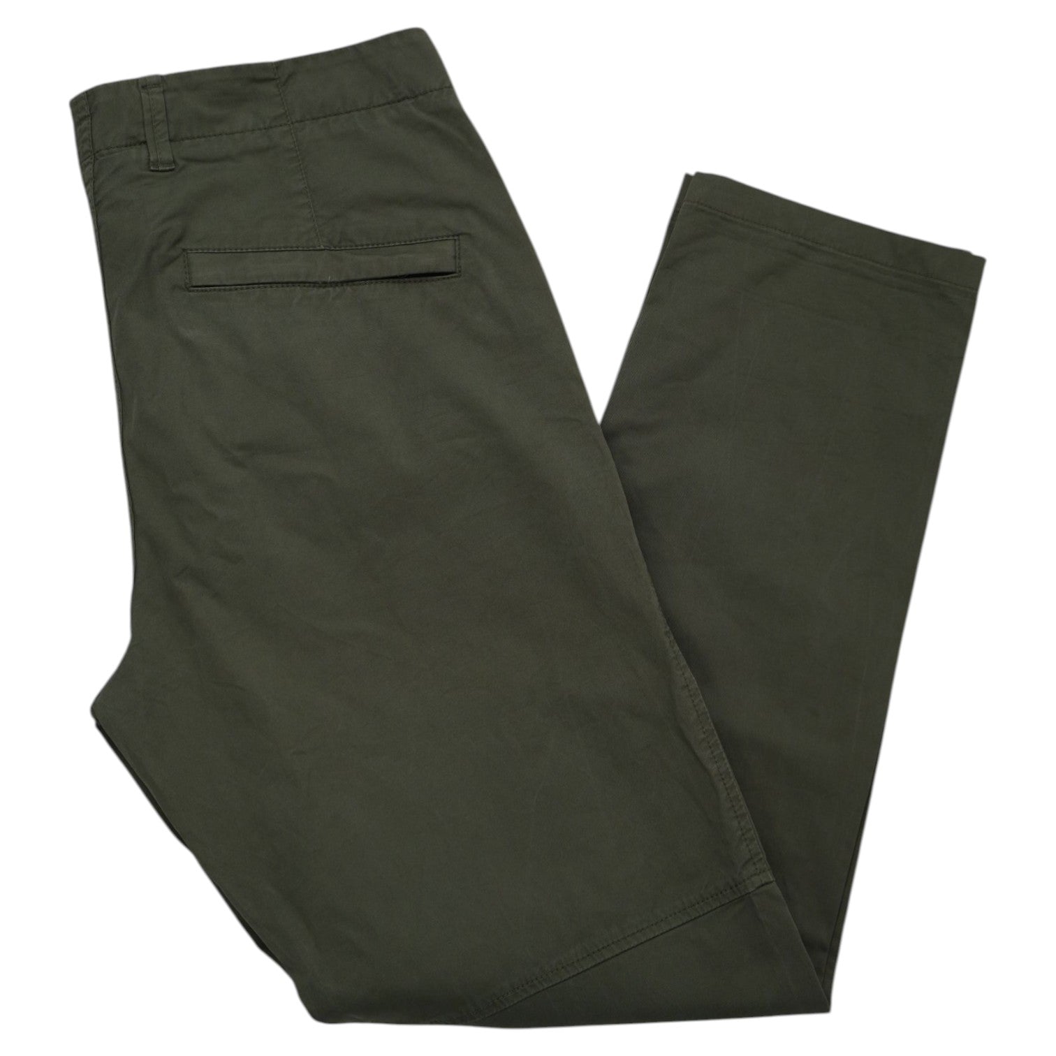 Vista d'insieme frontale di un pantalone cargo Stone Island verde militare tinto in capo, piegato di lato su sfondo bianco.