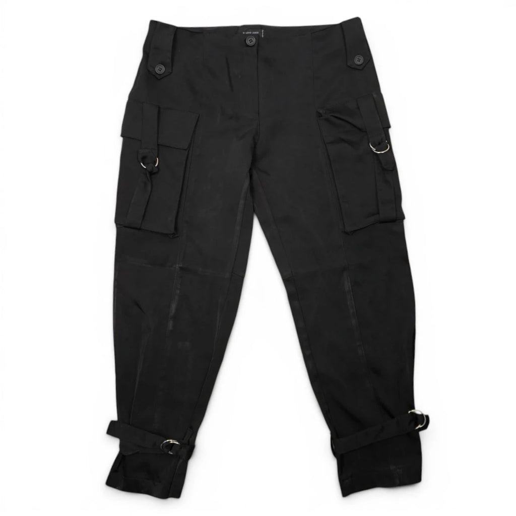 Pantaloni cargo neri techwear Studio 2000 Milano vista frontale intera con tasconi e cinghie alle caviglie.