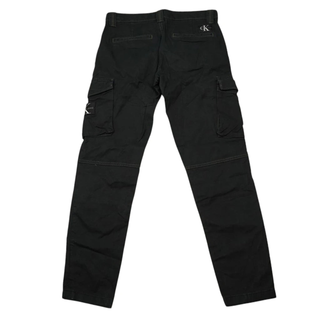 Vista posteriore di pantaloni cargo neri da uomo Calvin Klein Jeans con tasche a filetto e logo
