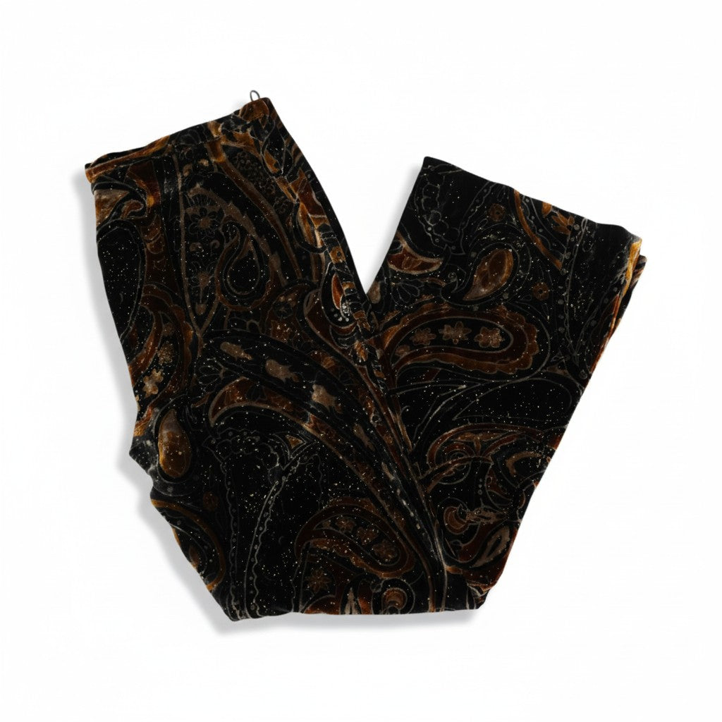 Dettaglio del velluto operato cangiante con motivo paisley dei pantaloni Class Roberto Cavalli