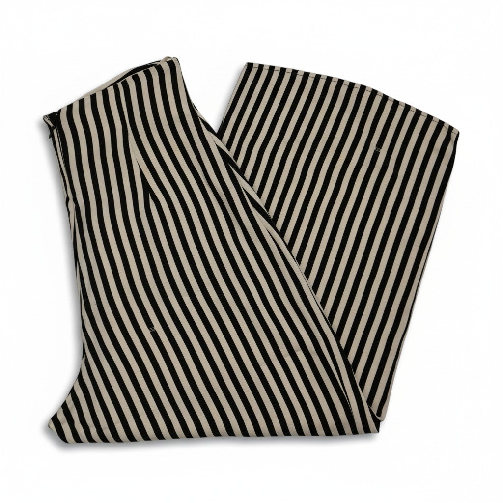 Pantaloni culotte Elisabetta Franchi con pattern a righe verticali bianche e nere, vista d'insieme del capo piegato.