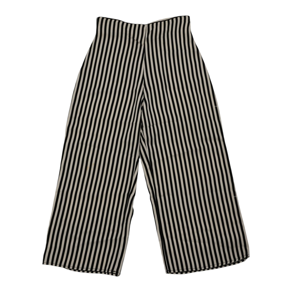 Vista frontale dei pantaloni culotte a righe, evidenziando il taglio sartoriale a gamba larga e la vita alta.