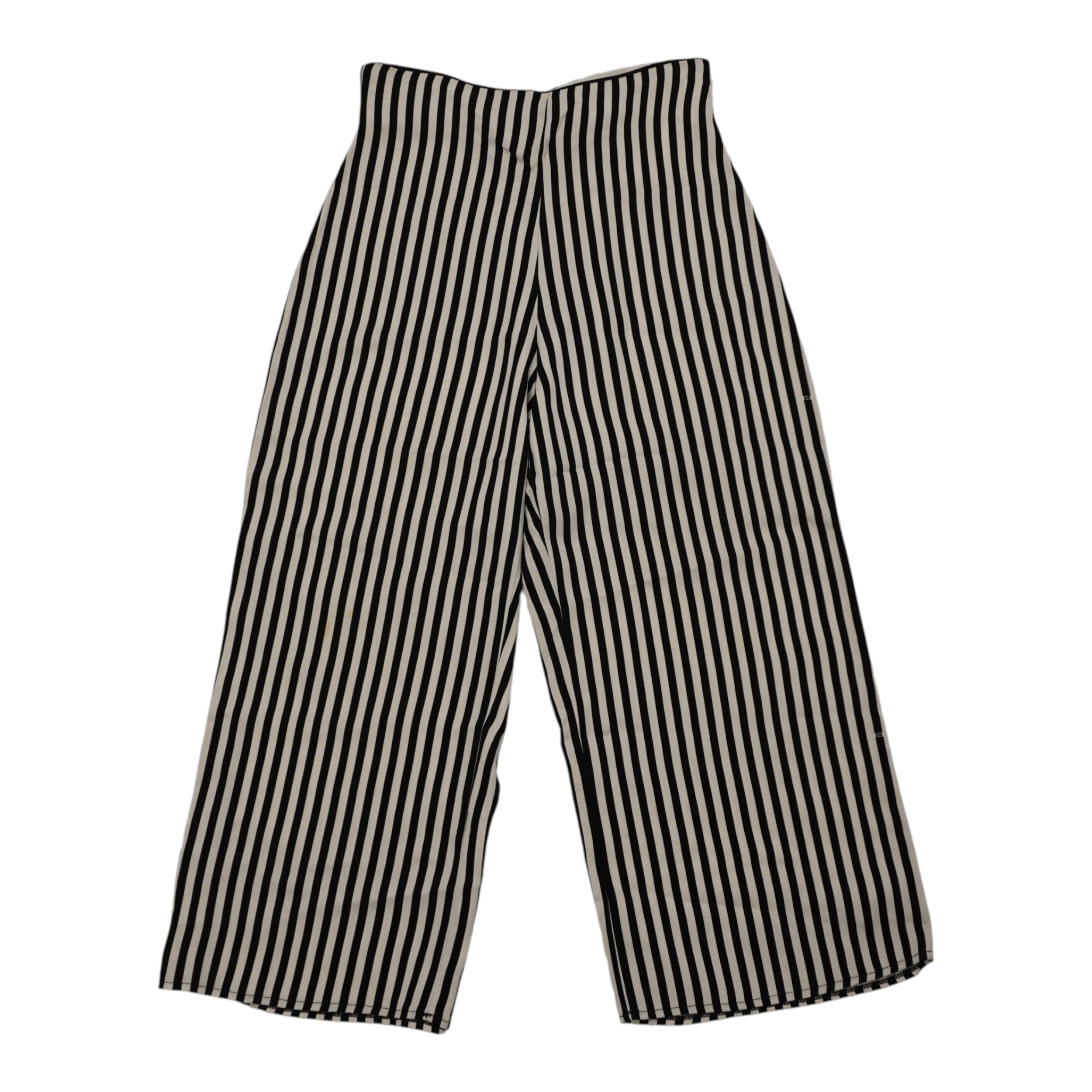 Vista frontale dei pantaloni culotte a righe, evidenziando il taglio sartoriale a gamba larga e la vita alta.
