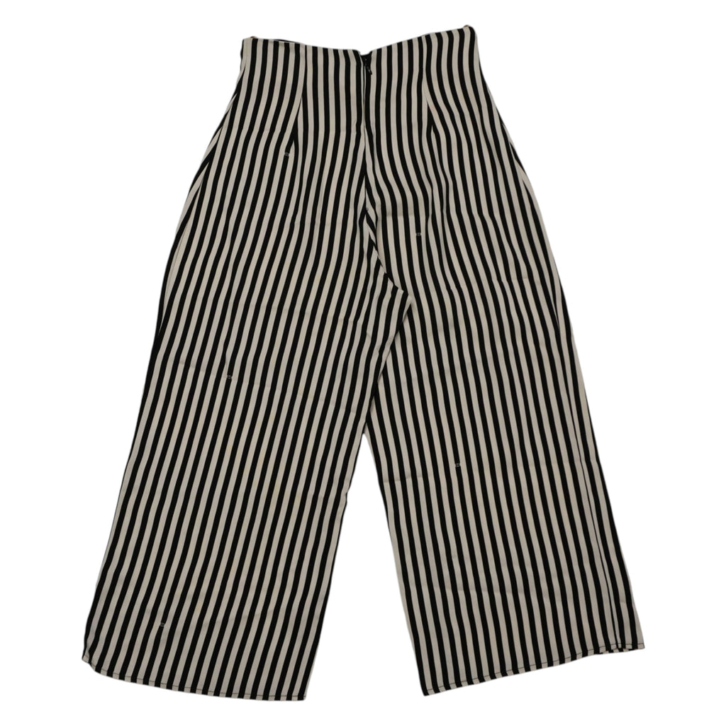 ista posteriore dei pantaloni Elisabetta Franchi con focus sul girovita e la caduta del tessuto elasticizzato.