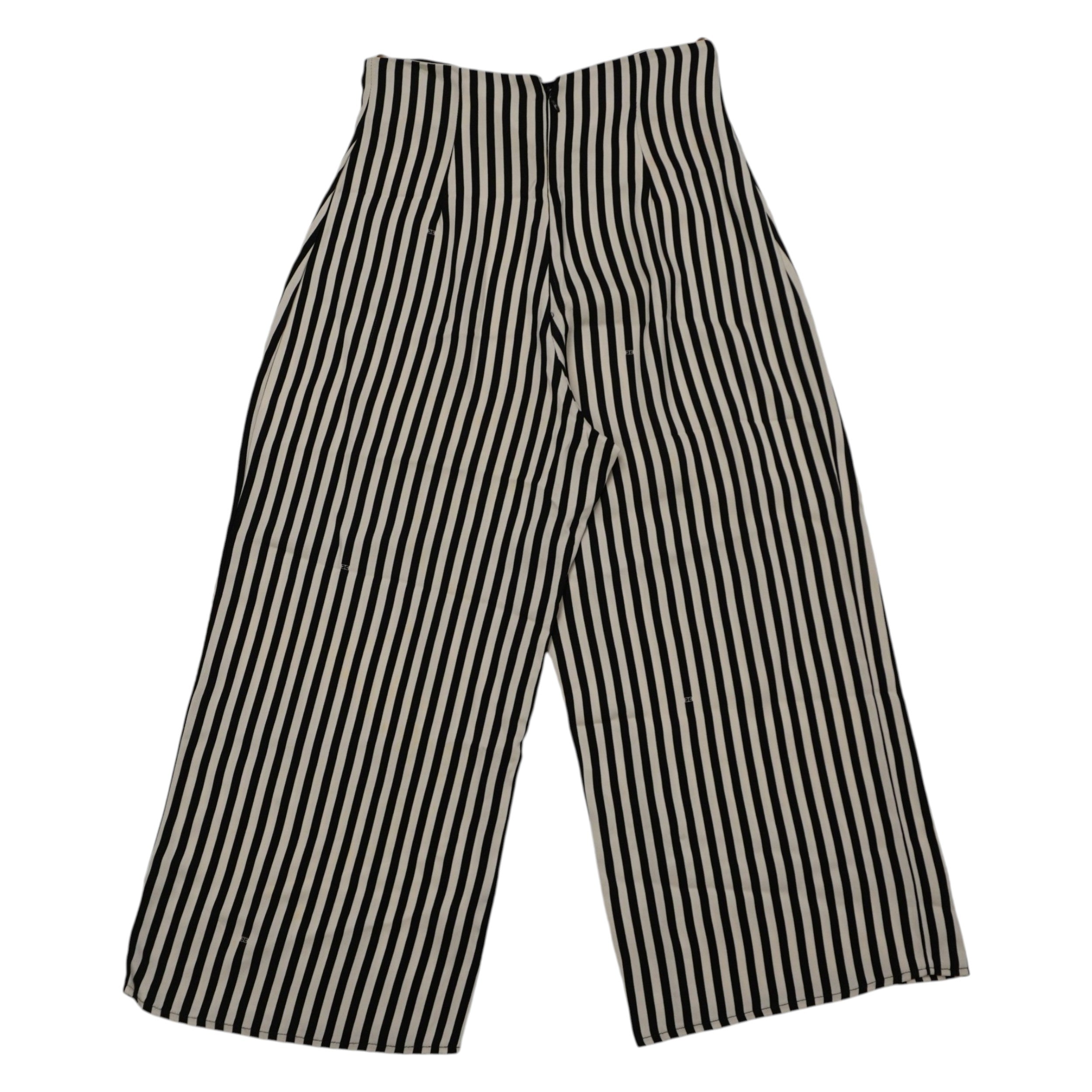 ista posteriore dei pantaloni Elisabetta Franchi con focus sul girovita e la caduta del tessuto elasticizzato.