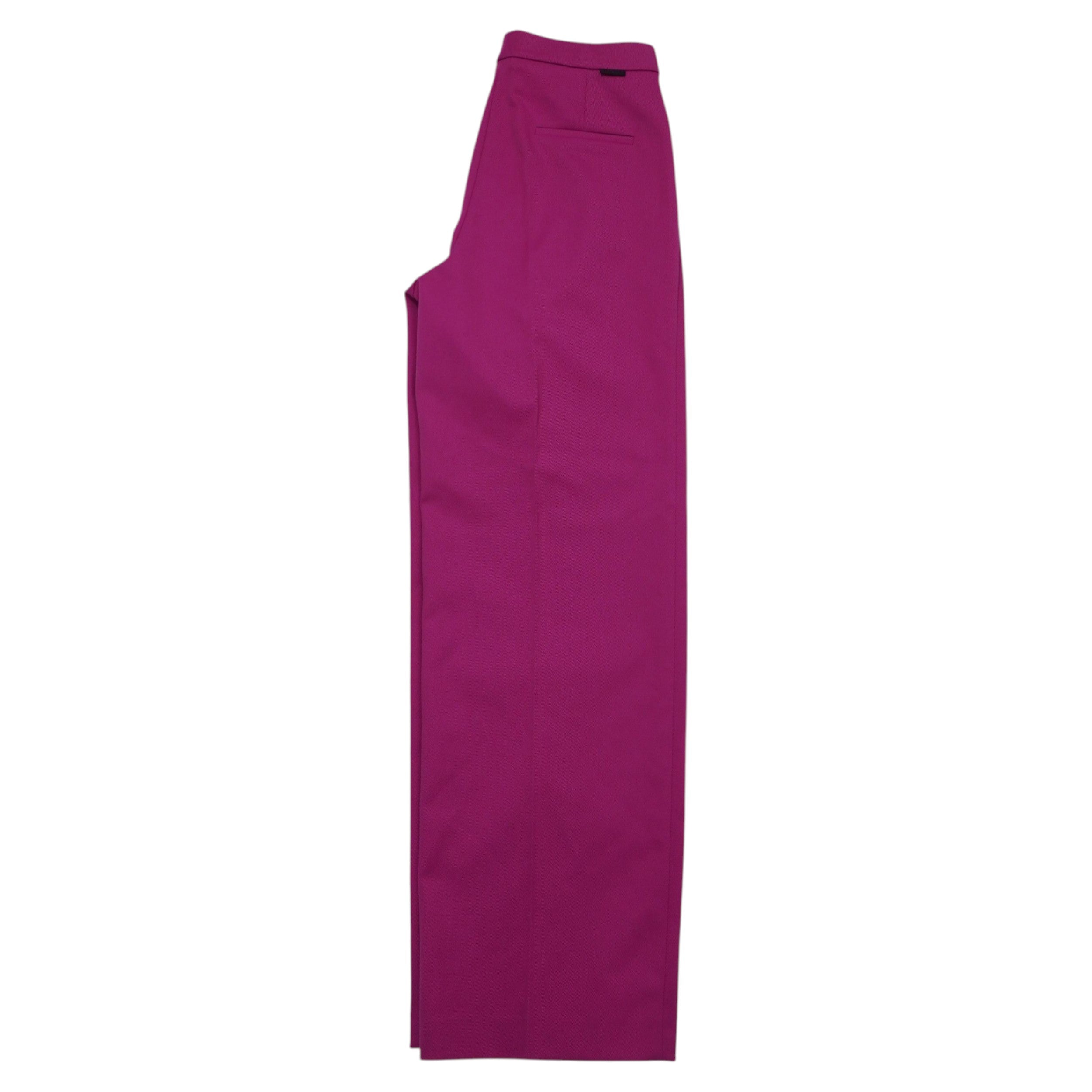 Vista laterale dei pantaloni eleganti HUGO fucsia che mostra il taglio dritto e la caduta fluida del tessuto.