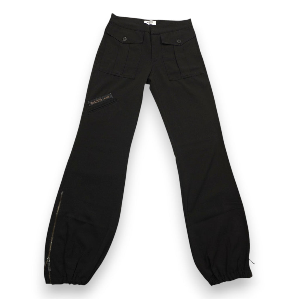  Vista frontale completa dei pantaloni neri Moschino Jeans che evidenzia la gamba morbida che si restringe sul fondo.