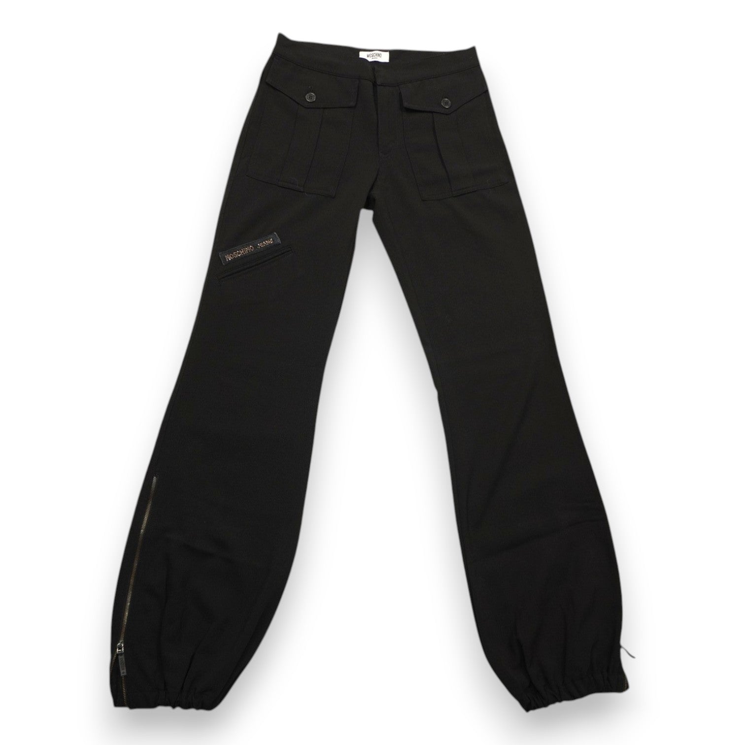  Vista frontale completa dei pantaloni neri Moschino Jeans che evidenzia la gamba morbida che si restringe sul fondo.