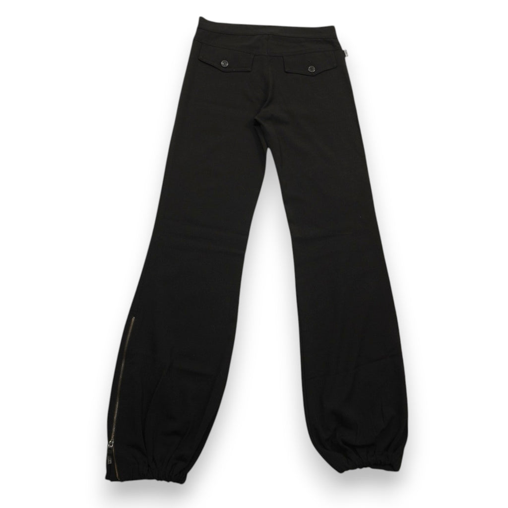 Vista posteriore completa dei pantaloni utility neri Moschino Jeans con focus sulle tasche e la linea a zuavo.