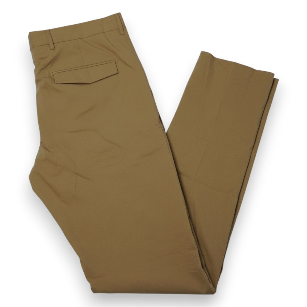 Pantaloni classici Prada posizionati di profilo che mostrano il taglio dritto della gamba e la silhouette snella.