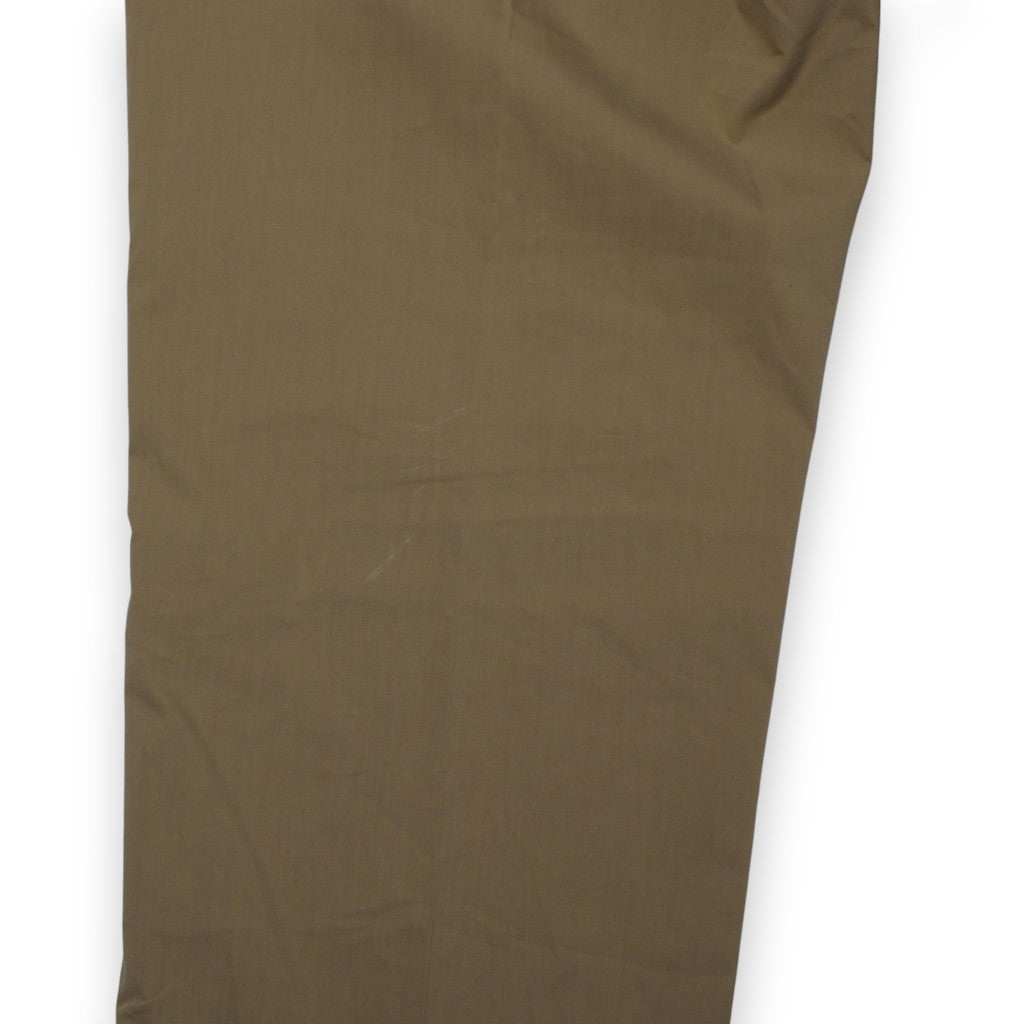 Primo piano del tessuto in misto cotone beige Prada che mostra leggeri e sottili segni superficiali biancastri da sfregamento.
