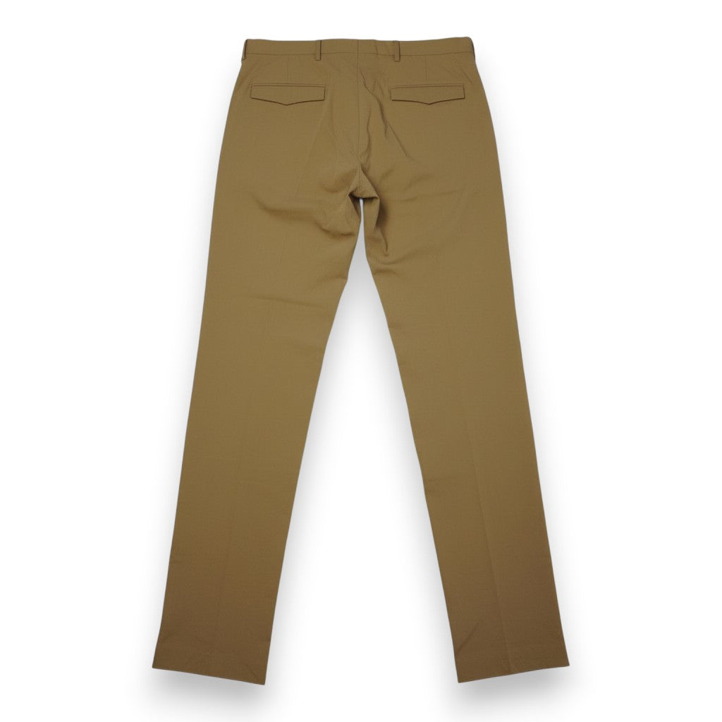 Vista posteriore completa di pantaloni eleganti Prada uomo taglia 50 con due tasche a filetto posteriori e linea pulita.
