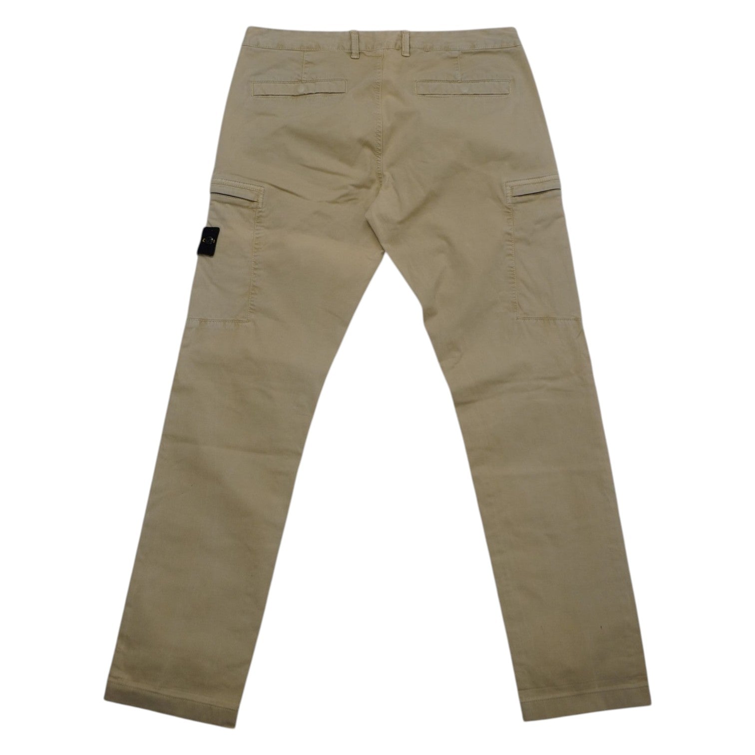 Vista posteriore completa del pantalone cargo Stone Island beige che mostra il taglio della seduta e la disposizione delle tasche sul retro.