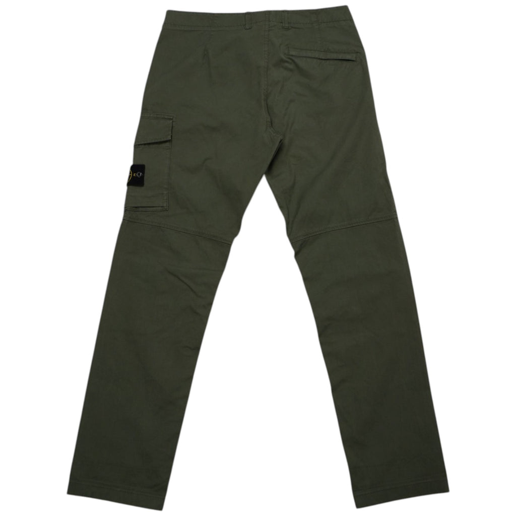 Vista posteriore completa del pantalone Stone Island verde, che evidenzia il taglio dritto e la tasca posteriore obliqua.