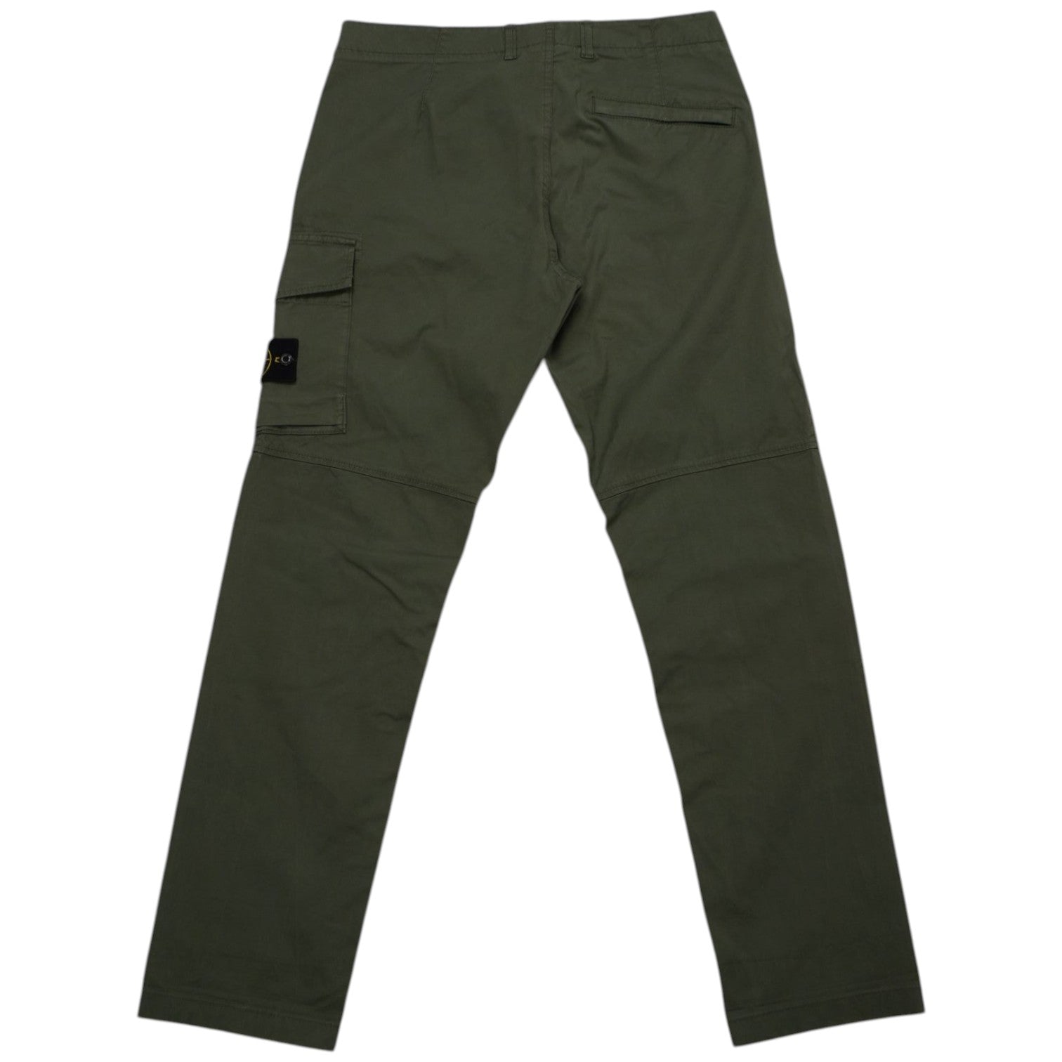 Vista posteriore completa del pantalone Stone Island verde, che evidenzia il taglio dritto e la tasca posteriore obliqua.