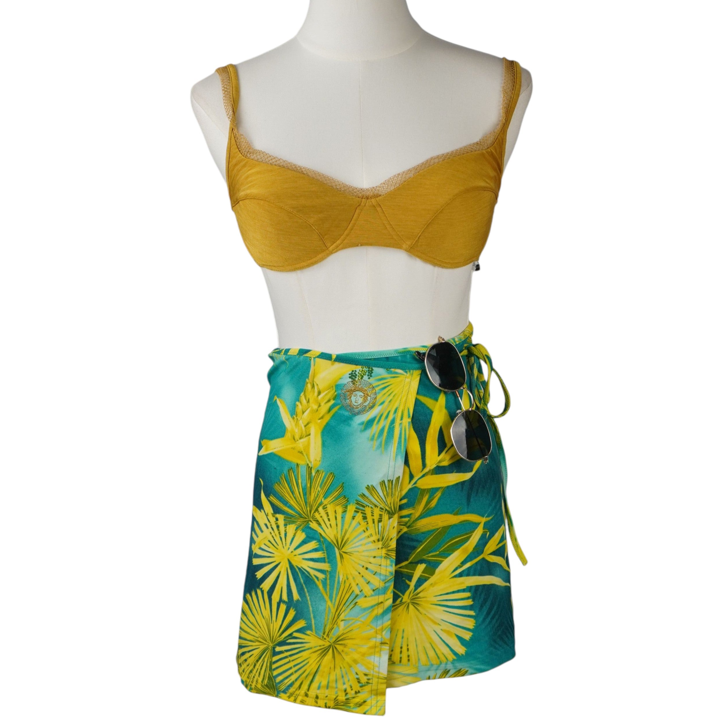 Total look beachwear con gonna pareo a portafoglio vintage Versace Mare stampa Jungle e top bikini giallo.