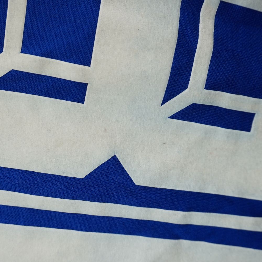 Dettaglio tecnico delle linee e delle ombreggiature del numero sul retro della maglia azzurra