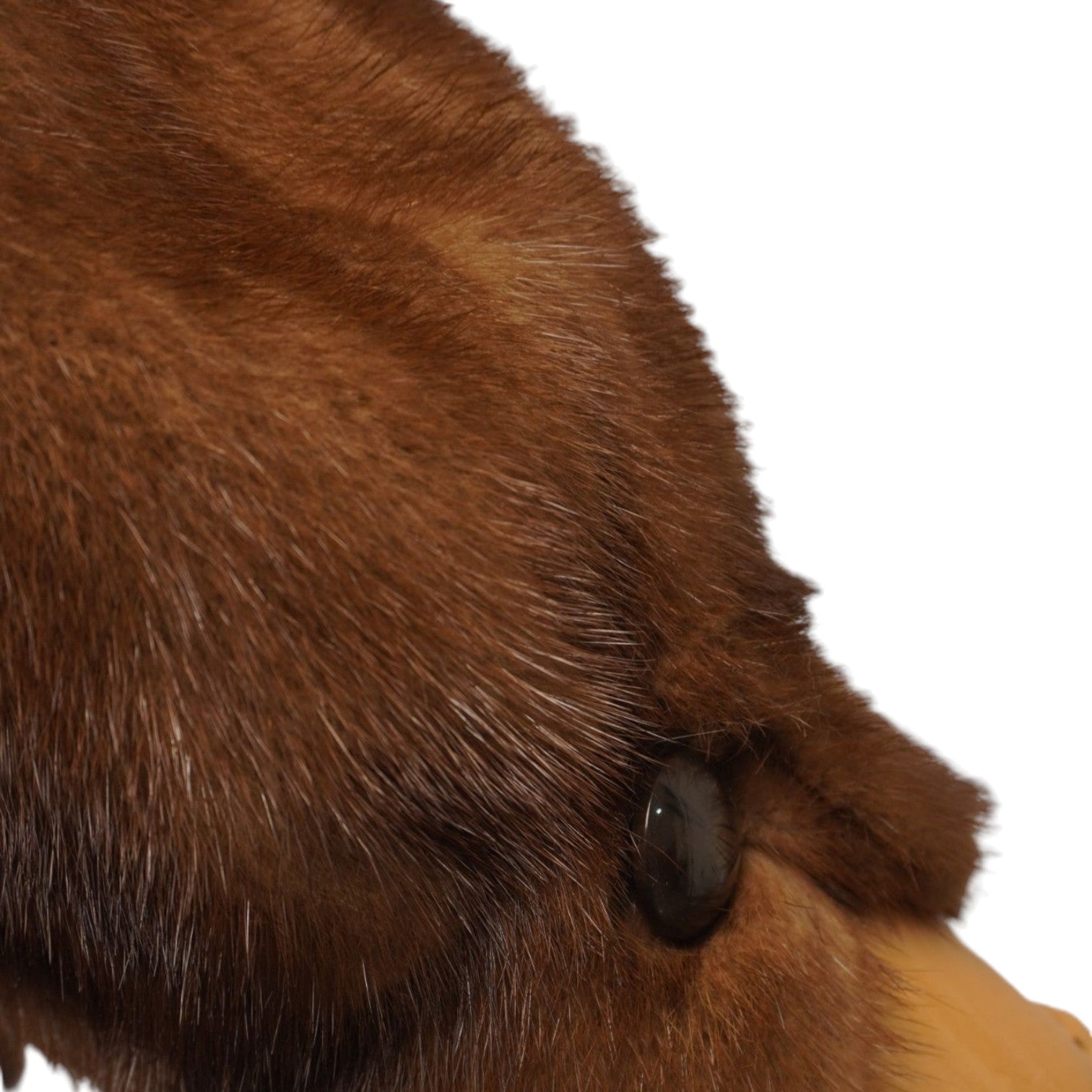 Inquadratura ravvicinata laterale della manica e del pelo lucido della giacca di visone