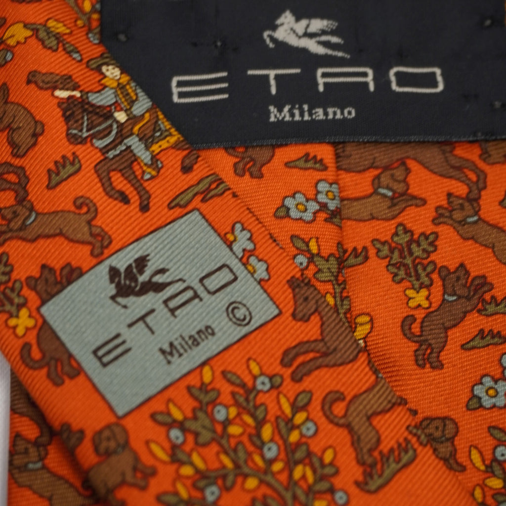 Primo piano del passante in tessuto grigio con logo Pegaso e copyright della cravatta originale Etro Milano.