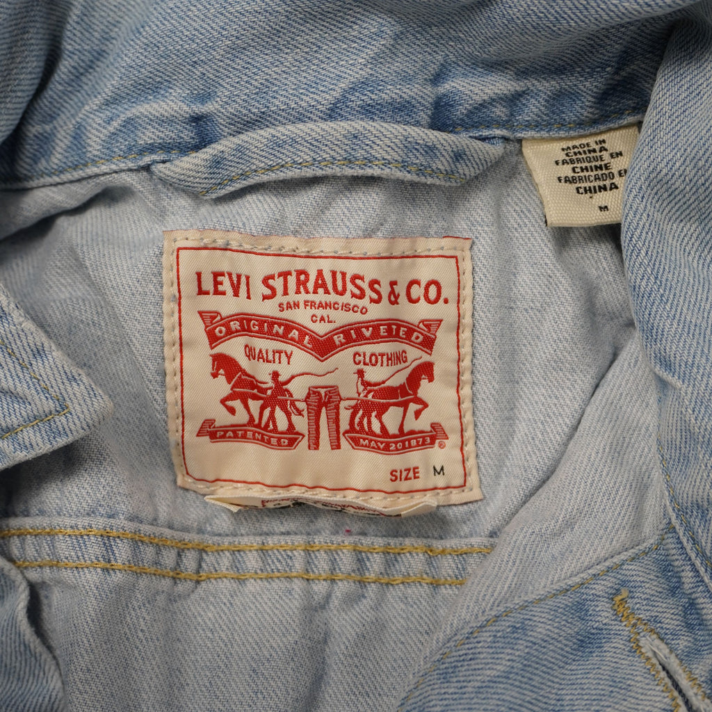 Etichetta interna in tessuto Levi Strauss con logo rosso a due cavalli stampato sul retro del collo