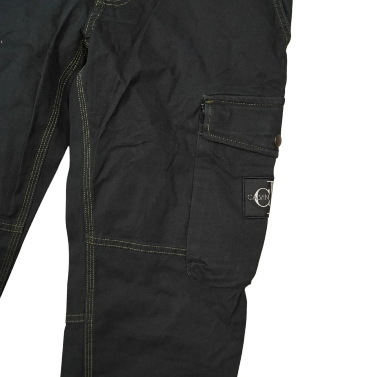 Dettaglio macro della tasca cargo laterale sinistra con patch logo rettangolare Calvin Klein Jeans