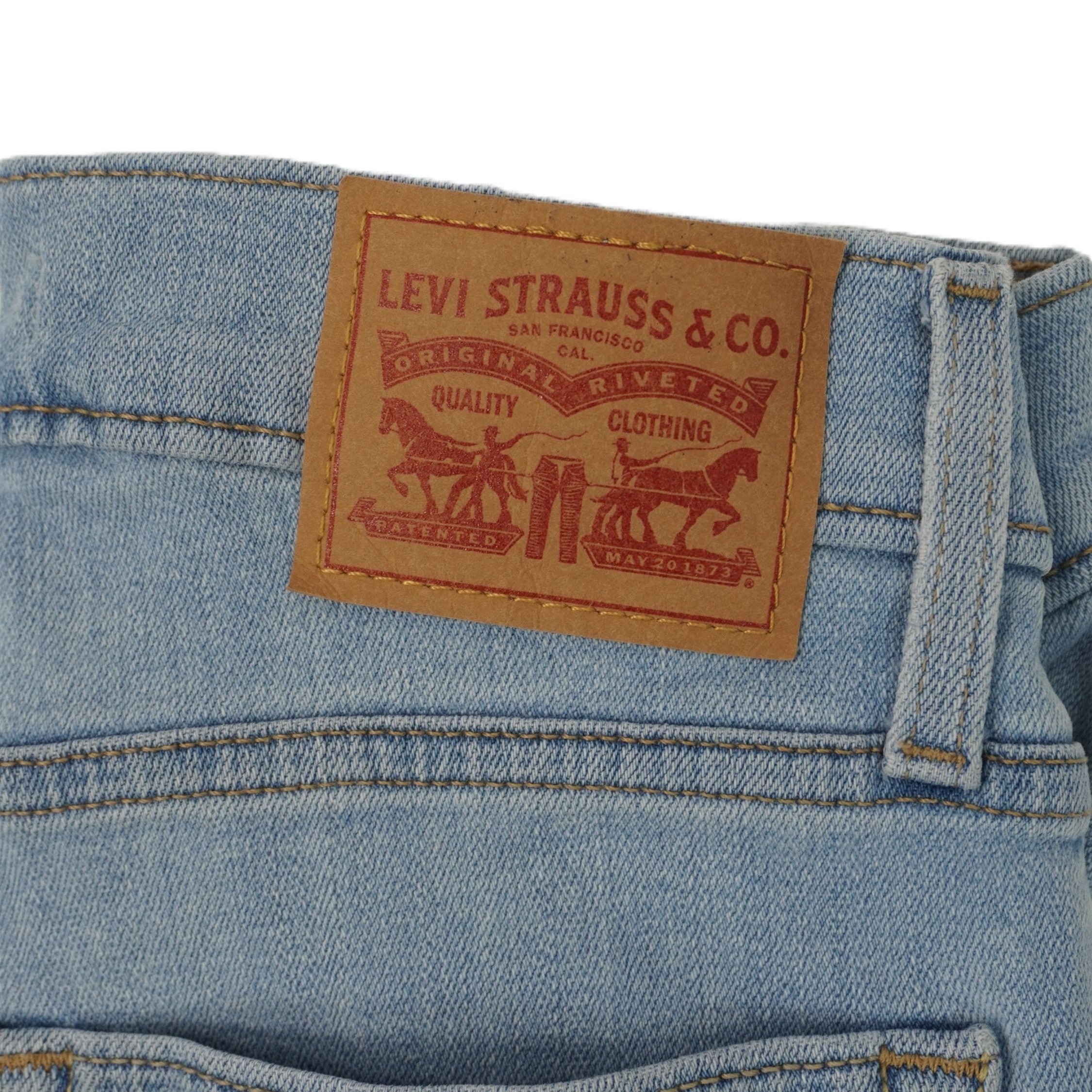 Close-up del retro della vita con la classica patch rettangolare in pelle marrone con logo dei due cavalli Levi's Strauss.
