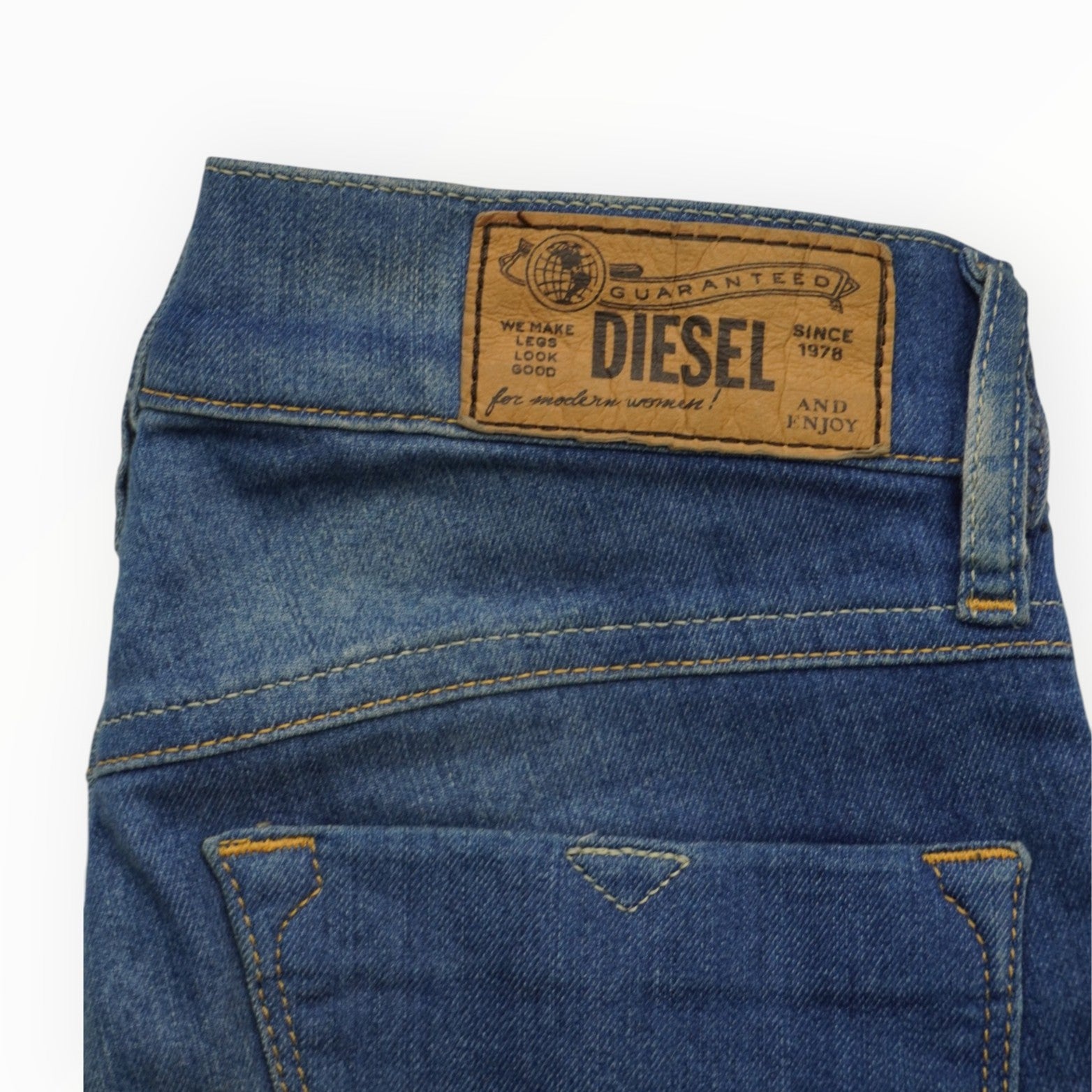  Close-up del retro della vita con la patch originale rettangolare in pelle marrone con logo Diesel ricamato.