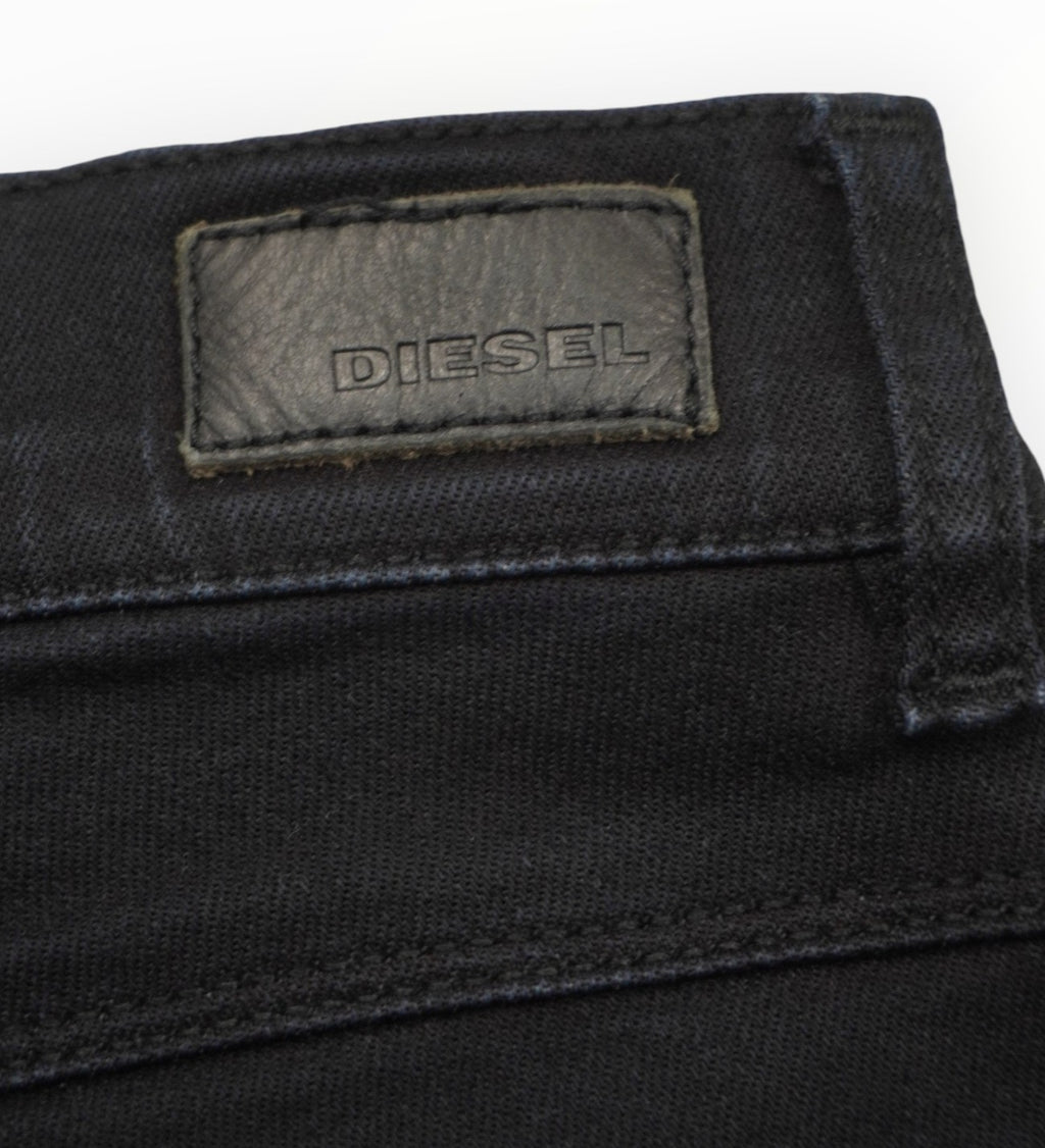 Close-up del retro della vita dei jeans con la patch rettangolare originale in pelle nera firmata Diesel.