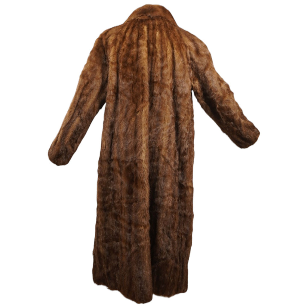 Vista posteriore a figura intera del cappotto in visone marrone scuro da 116 cm.