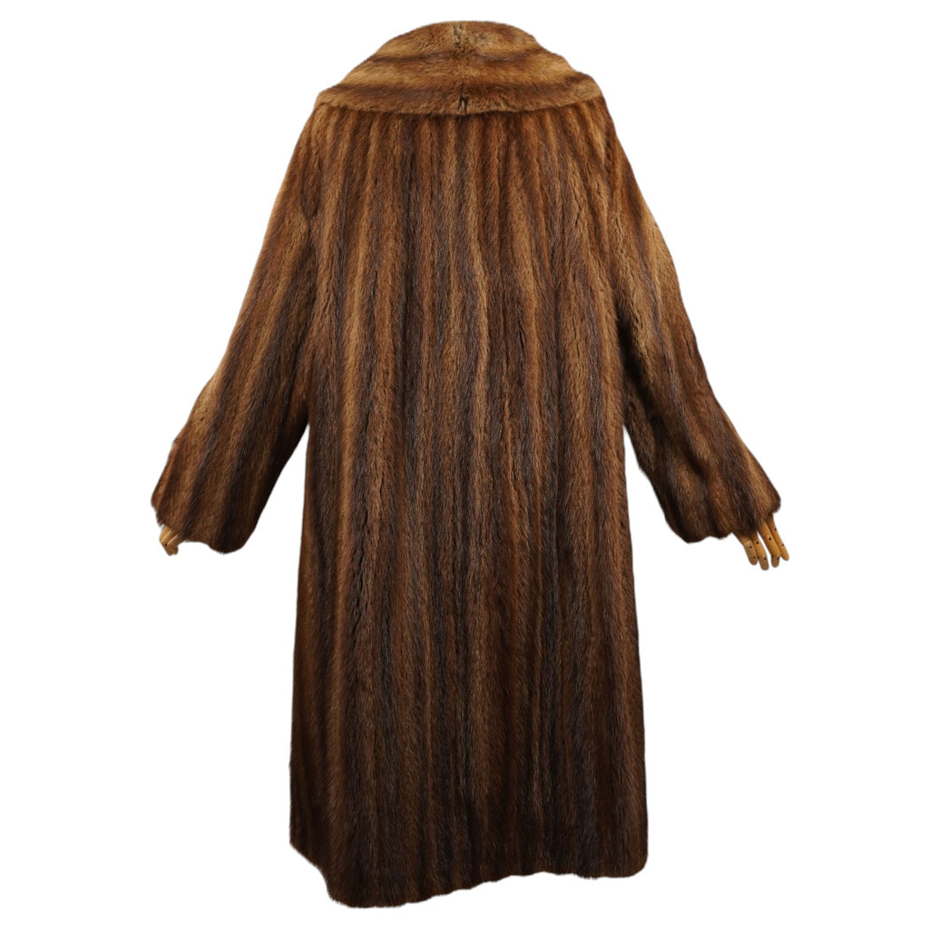 Vista posteriore del cappotto di visone d'archivio Pelz-Schaal che evidenzia la lavorazione verticale a pelli intere.