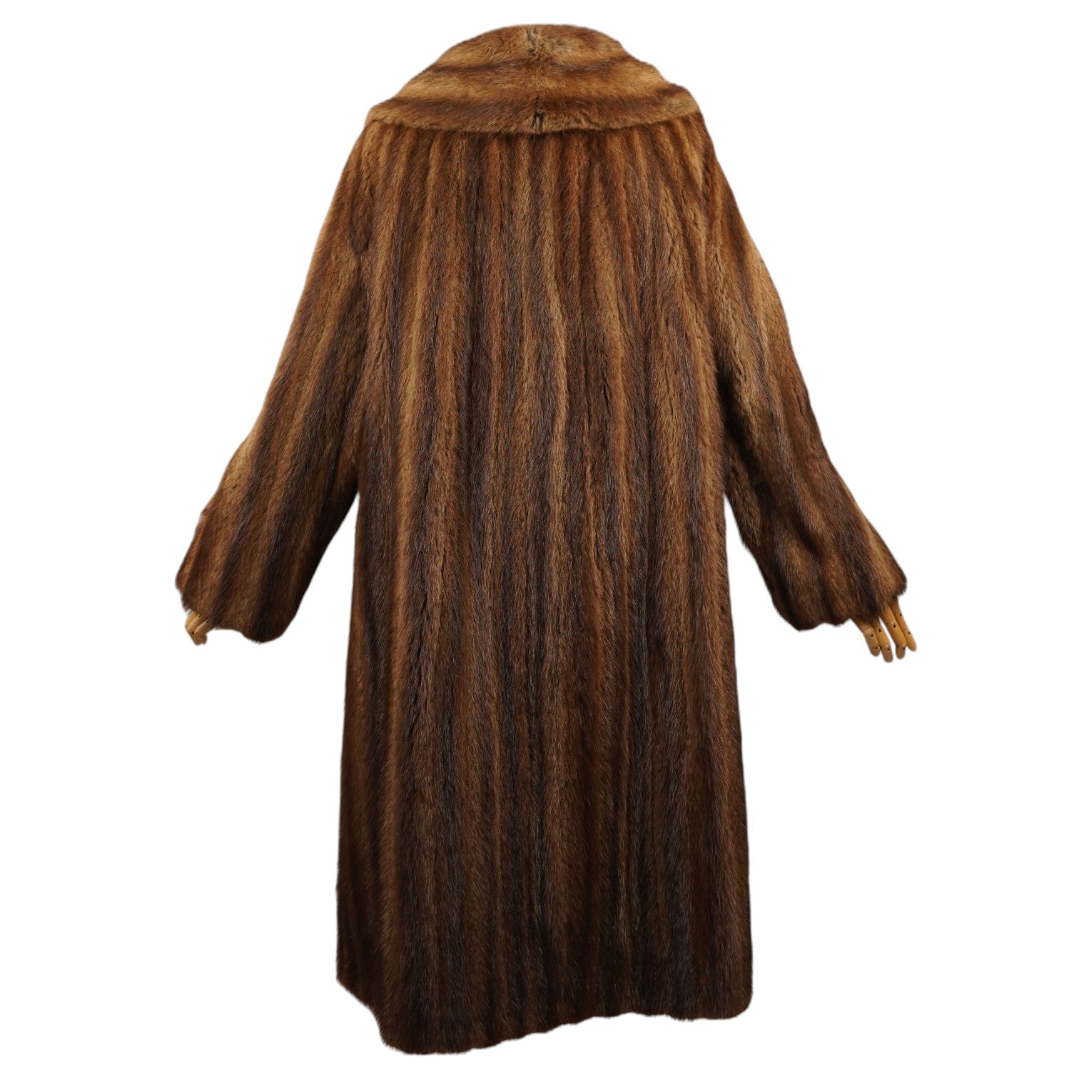 Vista posteriore del cappotto di visone d'archivio Pelz-Schaal che evidenzia la lavorazione verticale a pelli intere.