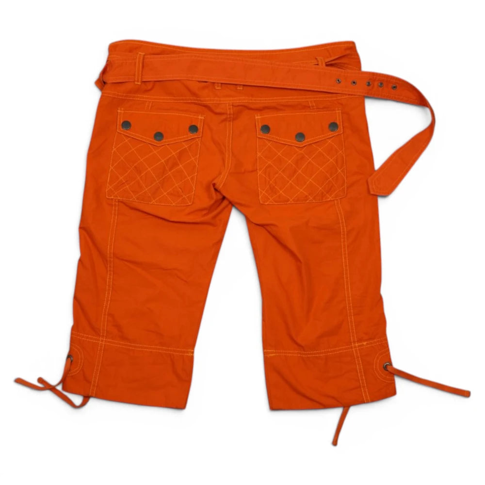 Vista posteriore dei pantaloni pinocchietti Diesel vintage arancioni con tasche cargo trapuntate a rombi e coulisse sul fondo.
