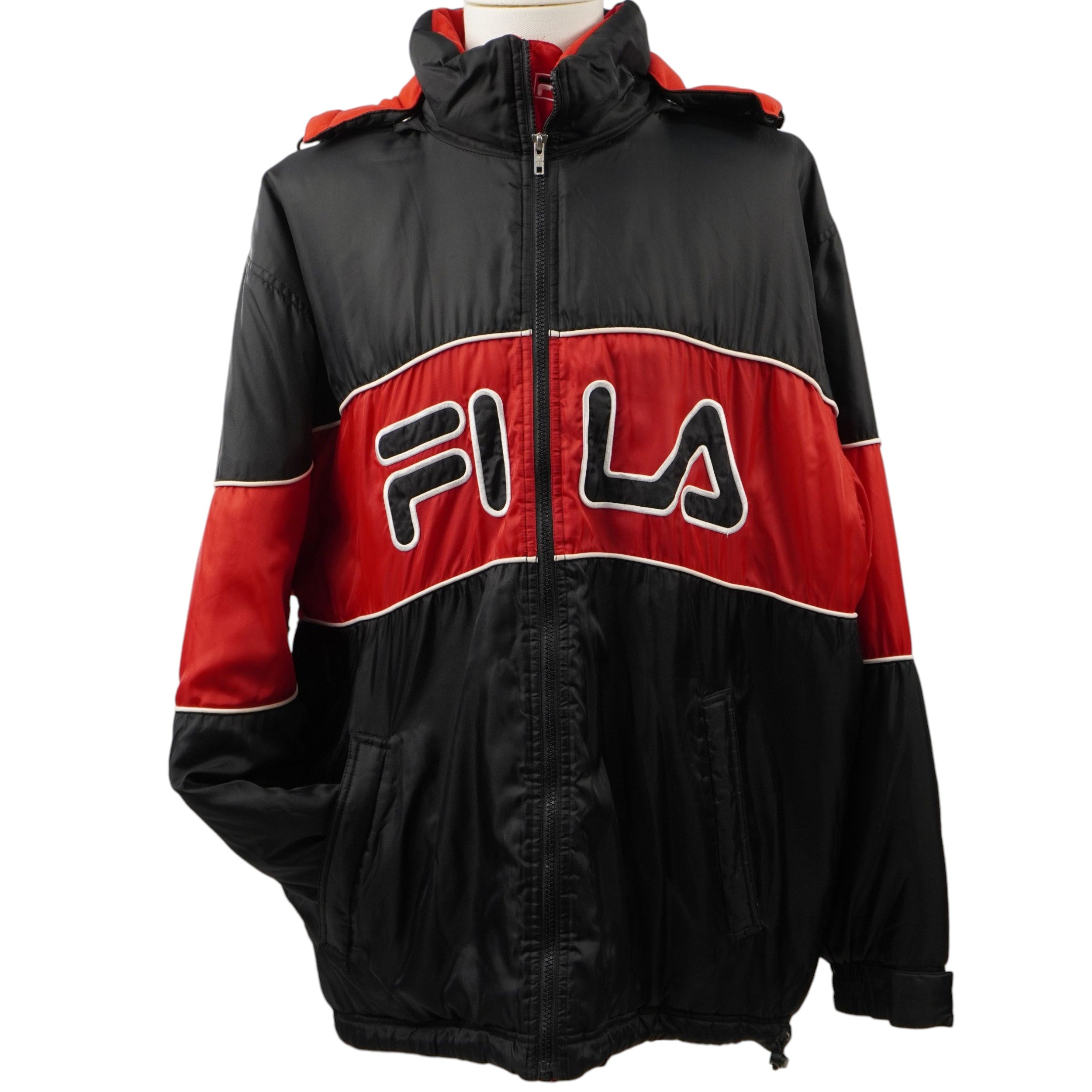Piumino vintage Fila originale anni '90 in stile color block nero e rosso con maxi logo ricamato sul petto, vista frontale.