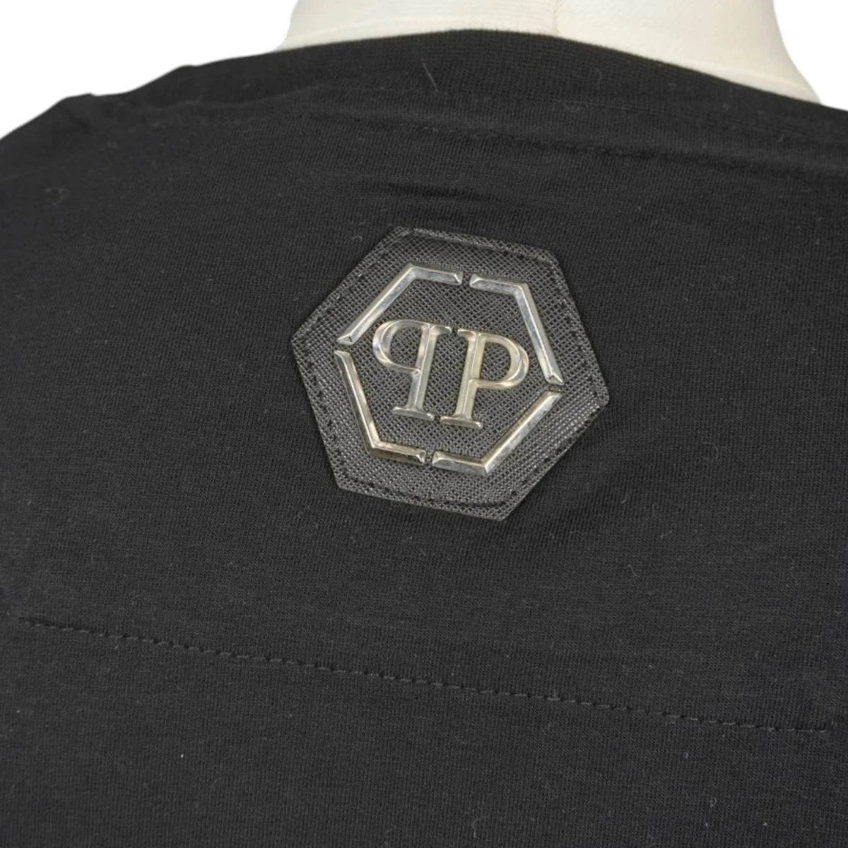  Placca metallica esagonale con monogramma PP su retro t-shirt Philipp Plein