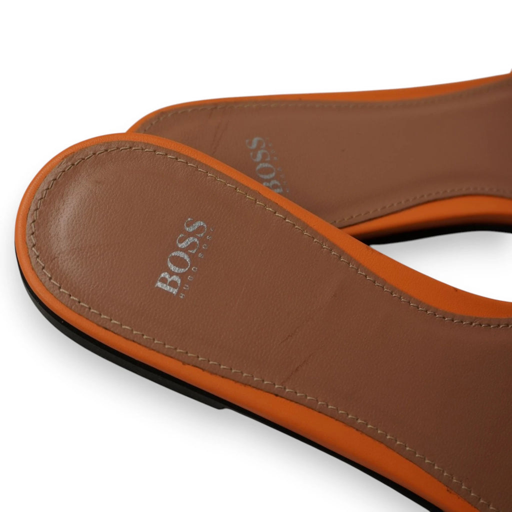 Dettaglio del tallone sul plantare in pelle cuoio con marchio BOSS laminato argento.
