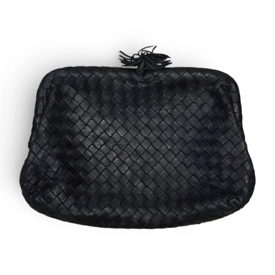 Inquadratura dall'alto in piano di una borsa pochette vintage Bottega Veneta in pelle intrecciata nera.