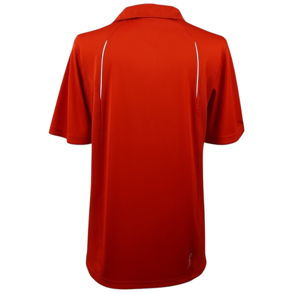 Vista posteriore della polo sportiva Adidas Barricade rossa che mostra le cuciture ergonomiche e il profilo delle spalle.