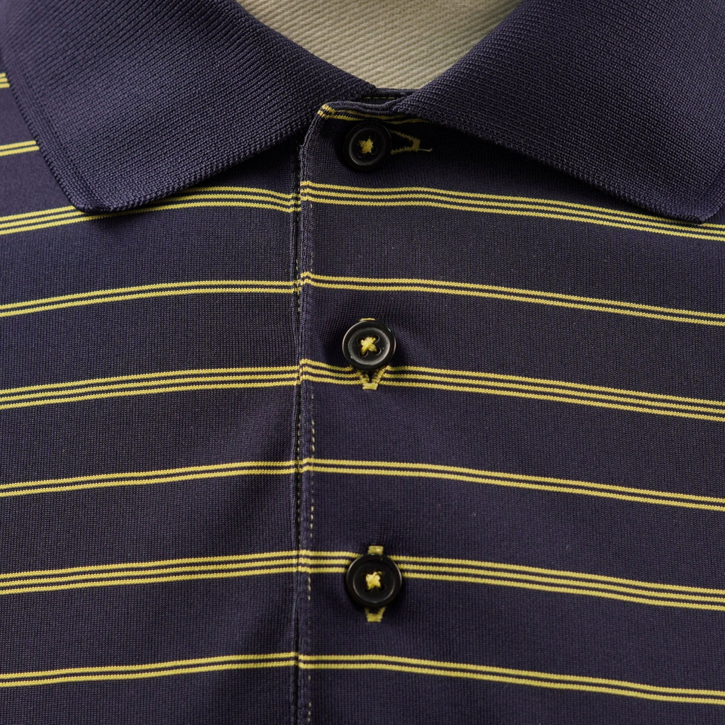  Inquadratura ravvicinata del colletto e della patta frontale a tre bottoni della polo vintage adidas a micro-righe gialle.
