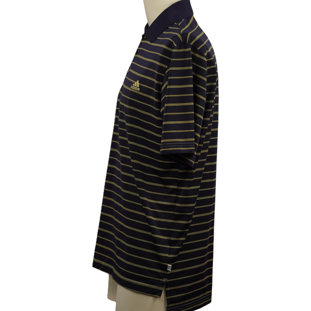 Vista laterale della polo a righe adidas indossata su manichino, che evidenzia la vestibilità della manica e del busto.