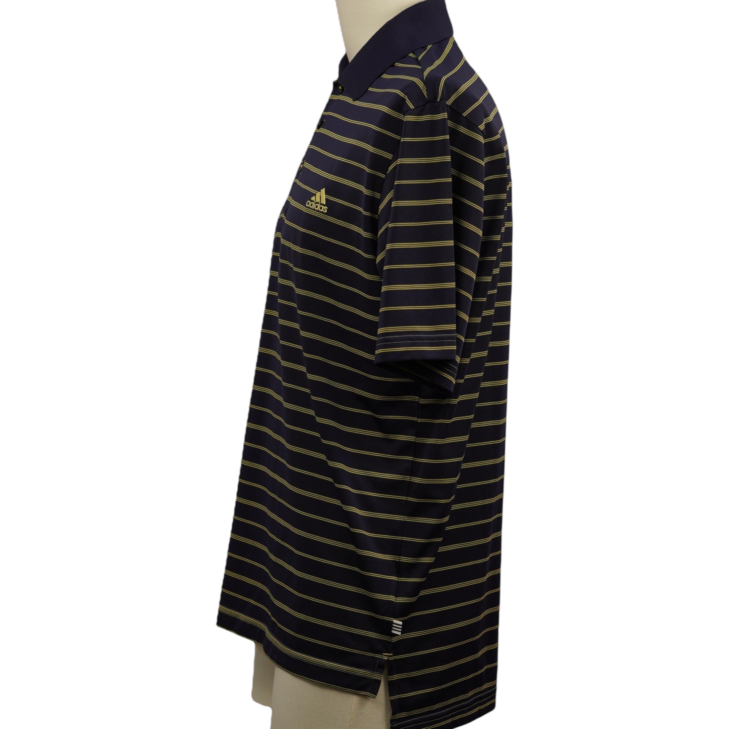Vista laterale della polo a righe adidas indossata su manichino, che evidenzia la vestibilità della manica e del busto.