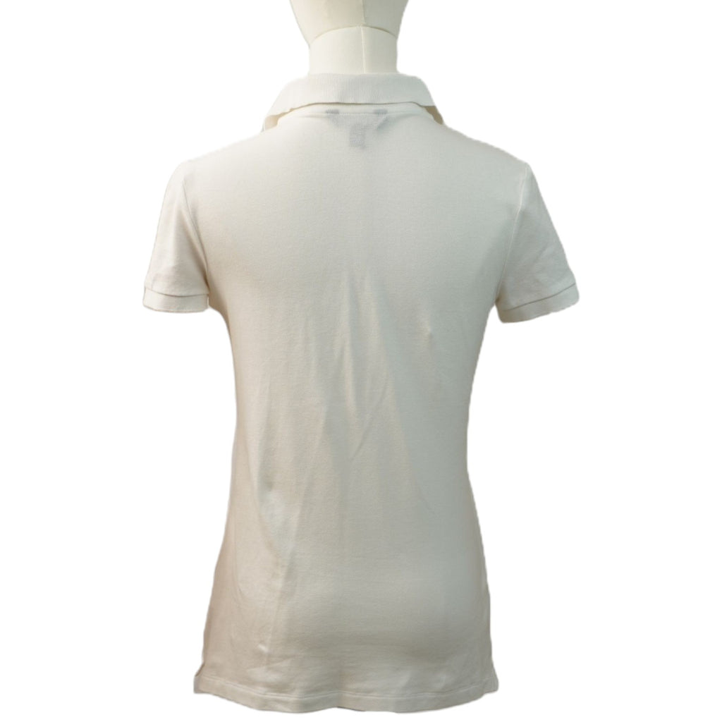 Vista posteriore a figura intera della polo Slim Fit bianca Polo Ralph Lauren su manichino.