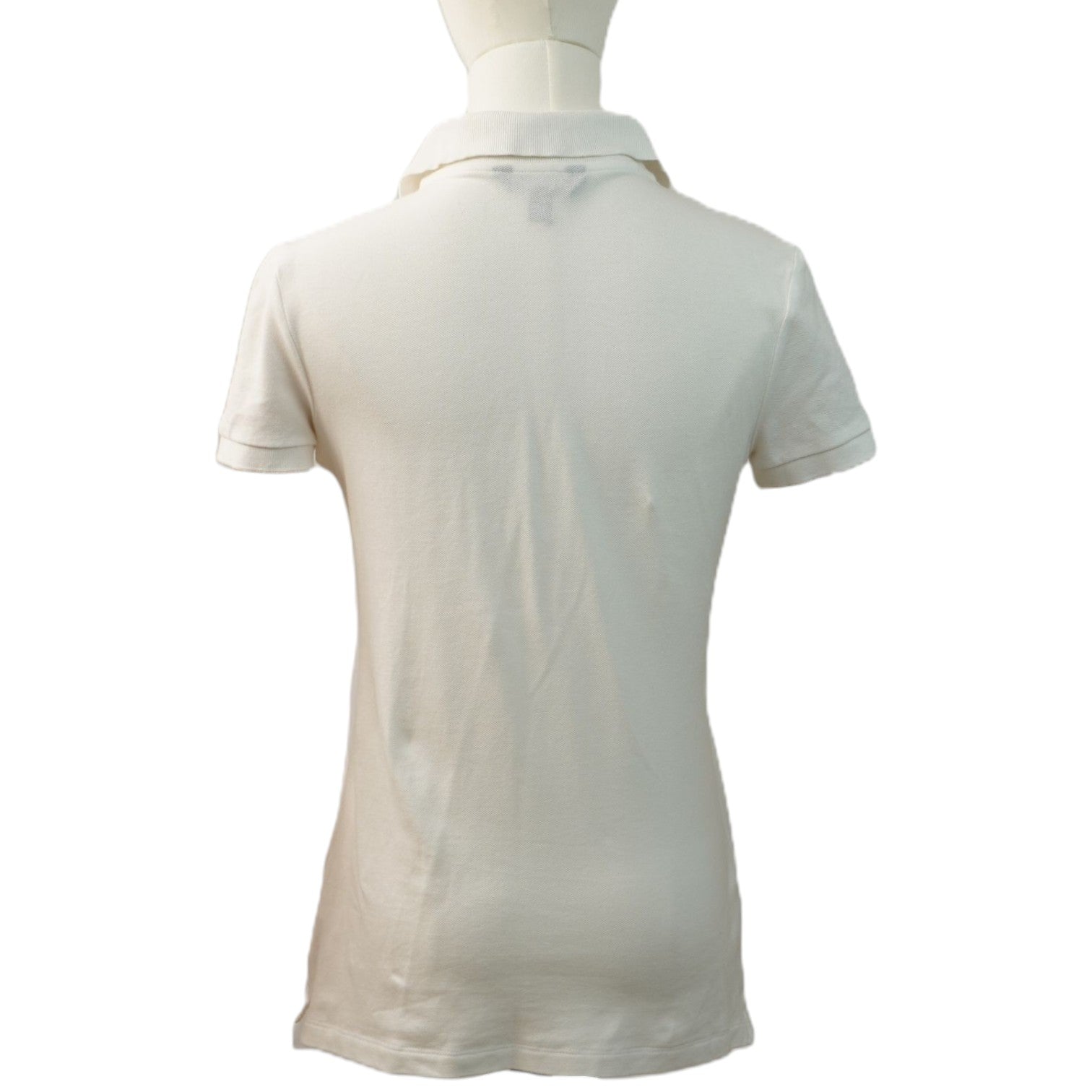 Vista posteriore a figura intera della polo Slim Fit bianca Polo Ralph Lauren su manichino.