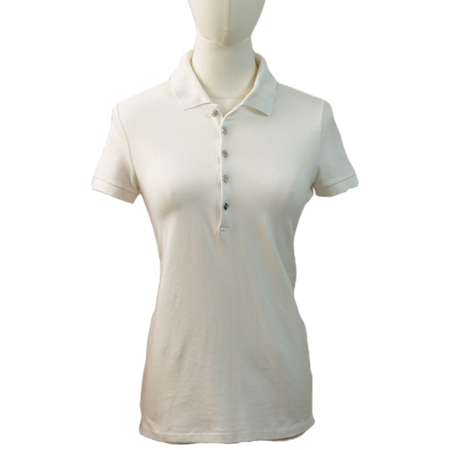 Polo bianca da donna a maniche corte Polo Ralph Lauren su manichino, vista frontale slim fit con abbottonatura lunga.