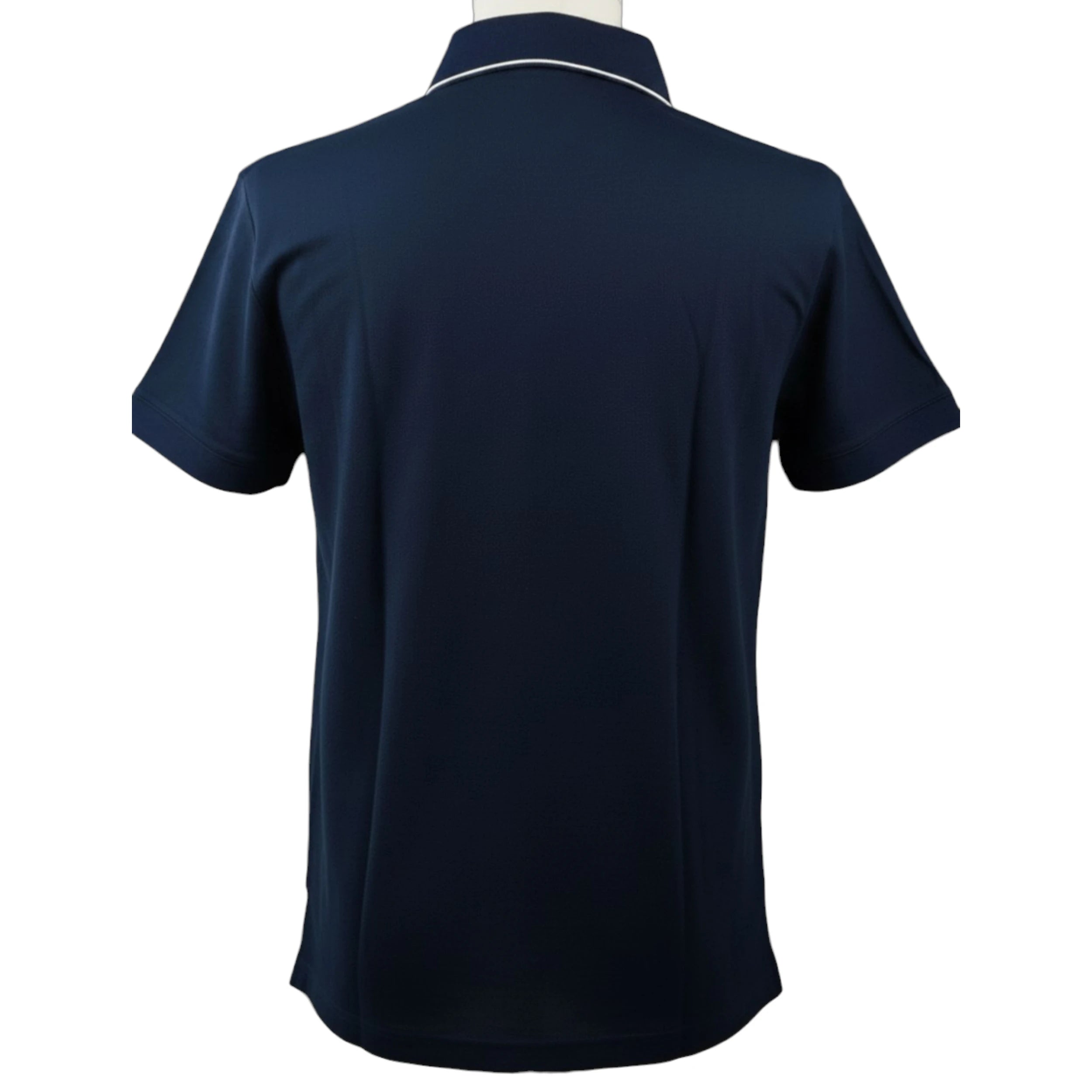 Retro della polo da uomo Emporio Armani Swimwear blu scuro che mostra il design pulito e il profilo bianco continuo sul colletto.