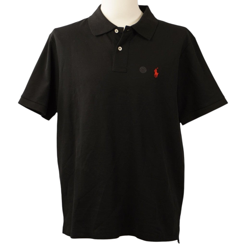 Vista frontale della polo nera Ralph Lauren a maniche corte con pony rosso ricamato sul petto.