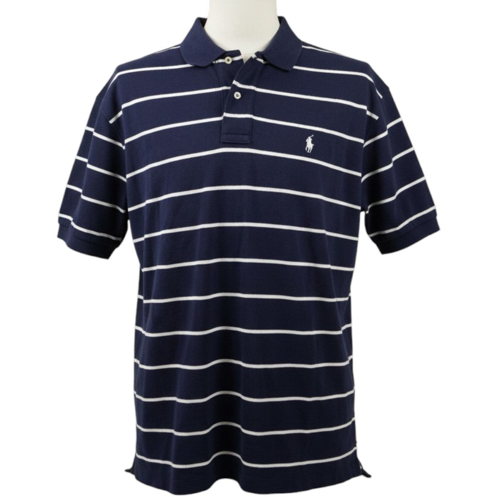 Vista frontale della polo Ralph Lauren a righe blu navy e bianche su manichino con logo del giocatore di polo ricamato.
